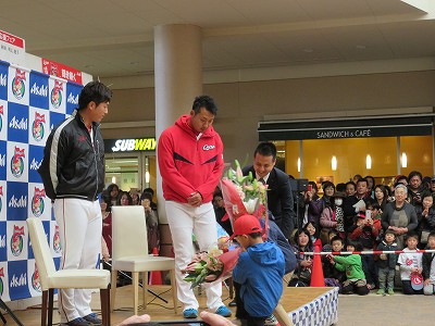 質問を受ける岡田と今村